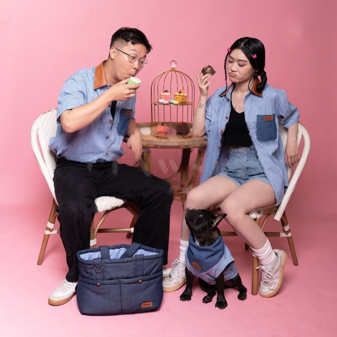 Dua Pawrents dan anjing French Bulldog kompak memakai kemeja Denim Stripe Blue, dengan Tas Carrier Denim
